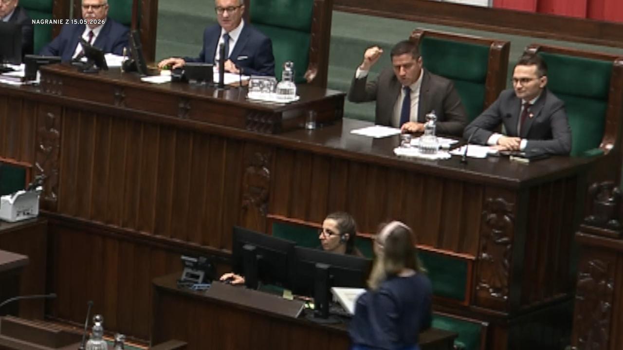 Udawał w Sejmie lokomotywę, teraz chce wręczyć kwiaty