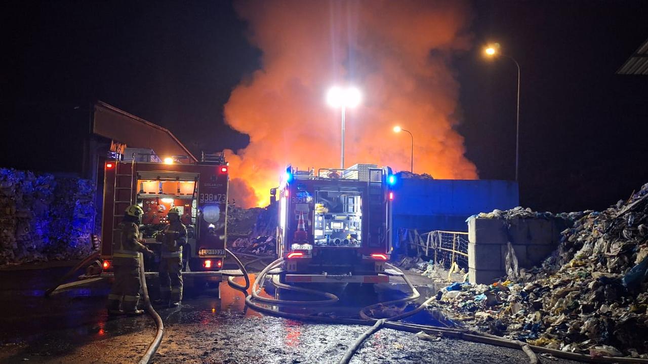 Pożar sortowni, płomienie przeniosły się na kolejne hałdy odpadów