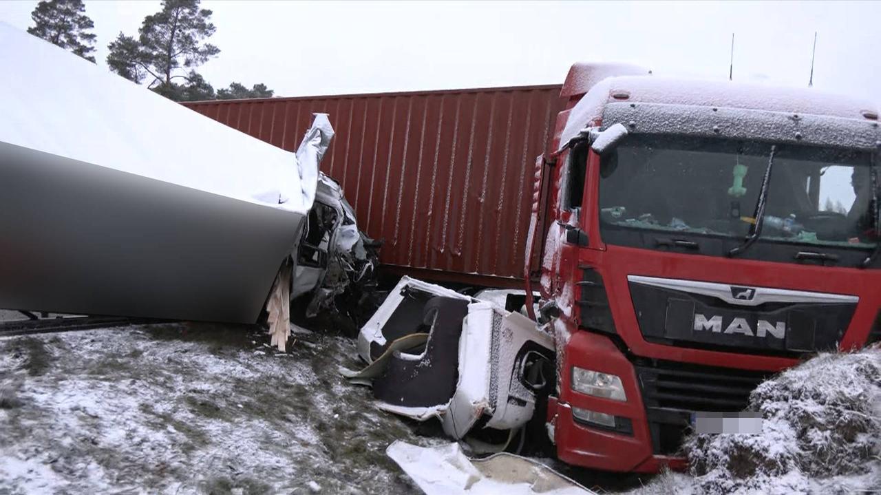 Zderzenie trzech samochodów na DK11, jedna osoba ranna