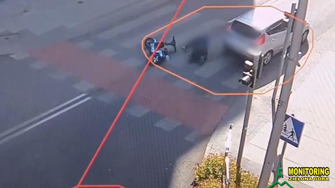 Zderzenie motoroweru z autem. Mandaty dla obu kierujących. Nagranie