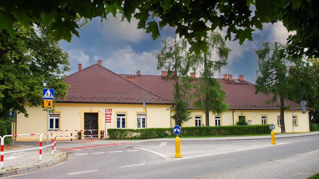 Policja weszła do domów pracowników szkoły. Miały być urządzane za pieniądze placówki