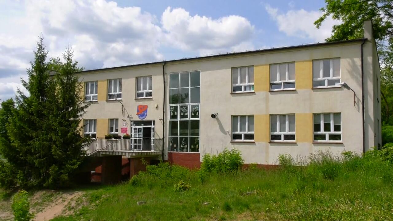 Najpierw stracili halę sportową, teraz główną siedzibę. Szkoła, która przegrywa z naturą