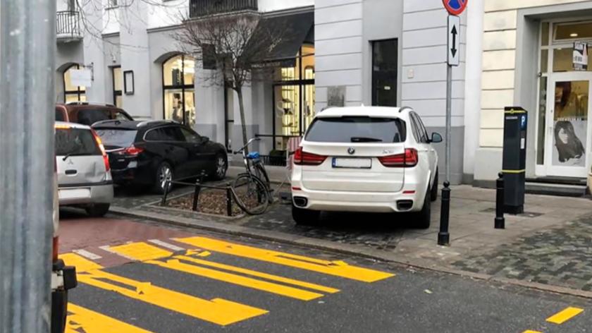 Strażnicy miejscy z Warszawy będą wrzucać do sieci zdjęcia źle zaparkowanych samochodów