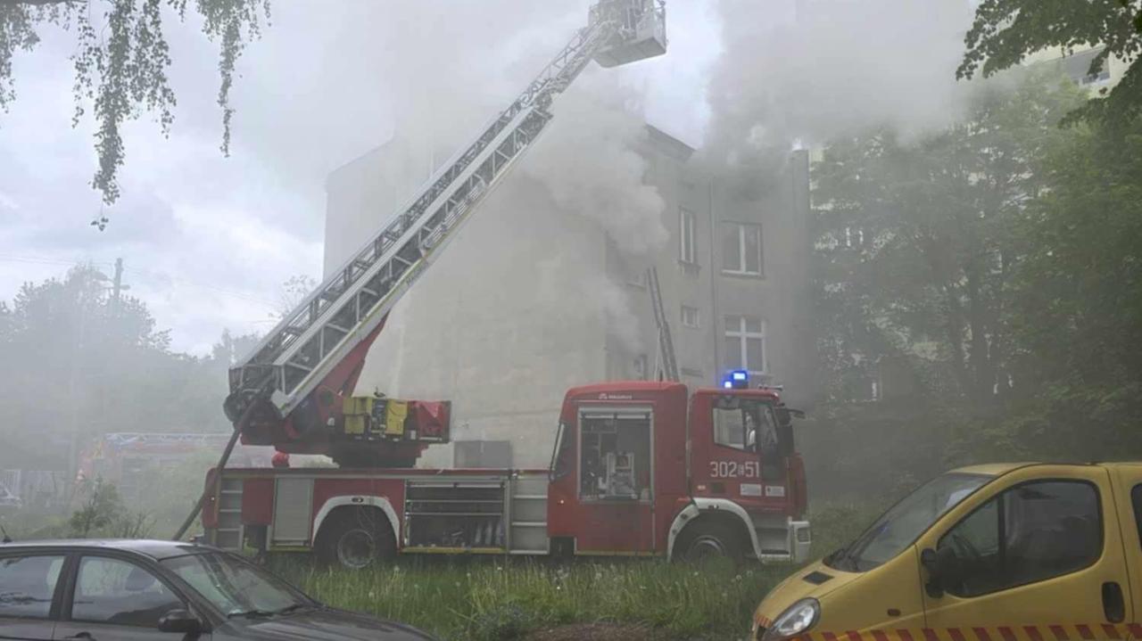Pożar kamienicy. Dwie osoby poszkodowane, jedna wyskoczyła przez okno