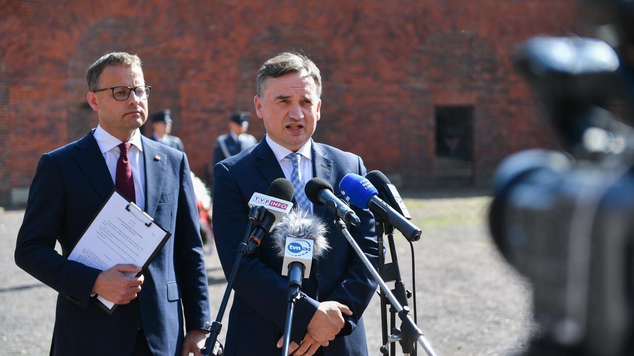 Zbigniew Ziobro i Marcin Romanowski "wezwani" na Węgry. "Czy się skuszą?"