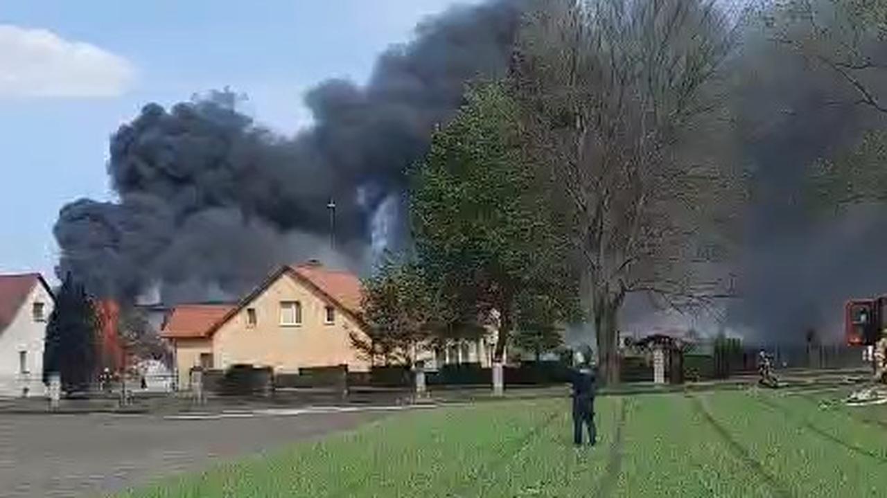 Gęsty dym nad budynkiem. Trwa akcja gaśnicza
