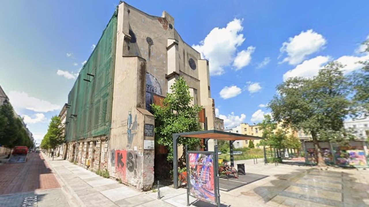 Sporych rozmiarów fragment dachu runął do środka kamienicy