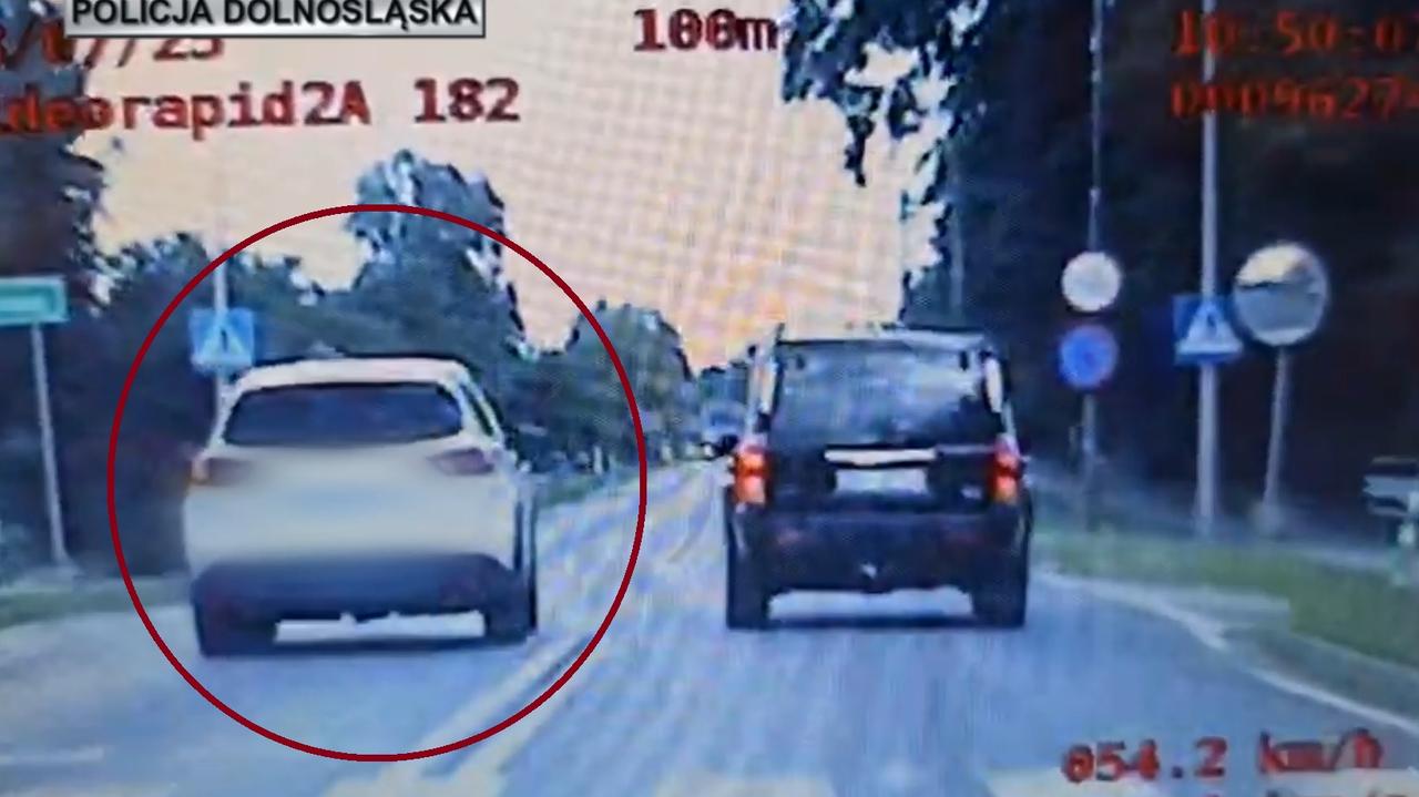 Skrzyżowanie i dwa przejścia dla pieszych jej nie przeszkadzały. Za kobietą jechali policjanci