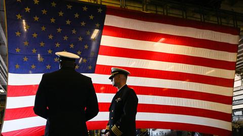 Oficerowie US Navy przy fladze USA 