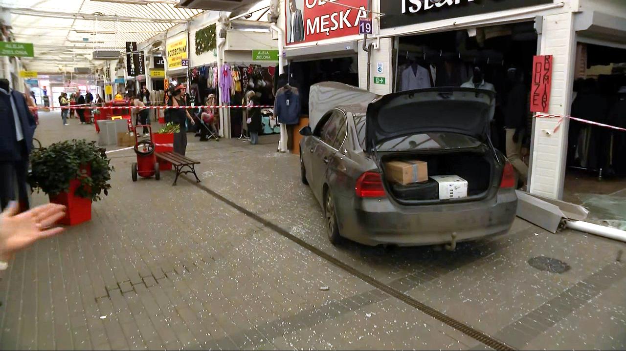 Wjechała autem do pasażu handlowego