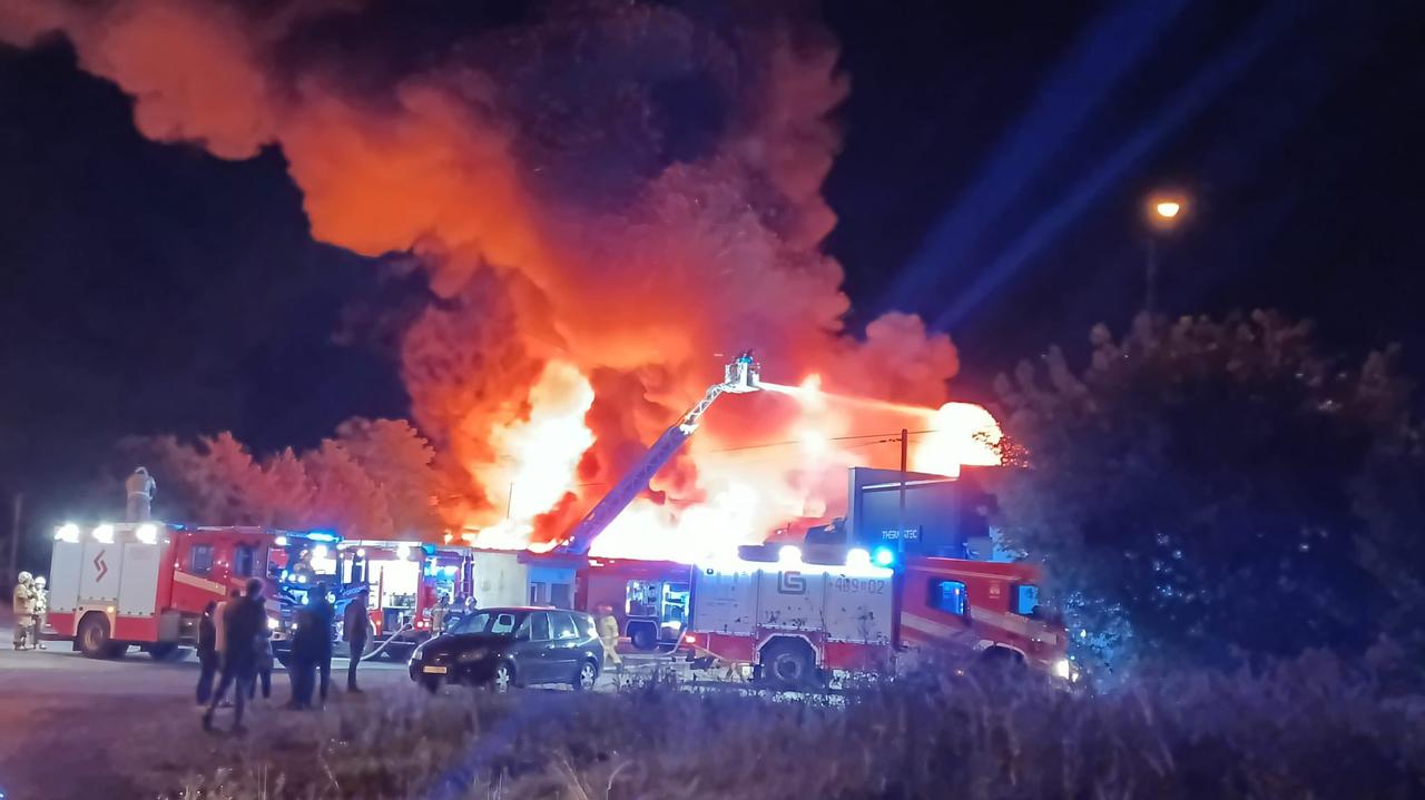 Płonie hala produkcyjna w Czeladzi. Ostrzeżenie dla mieszkańców