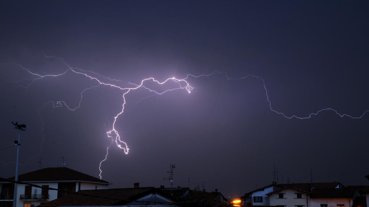 Gdzie jest burza? Grzmi, lokalnie może sypnąć gradem