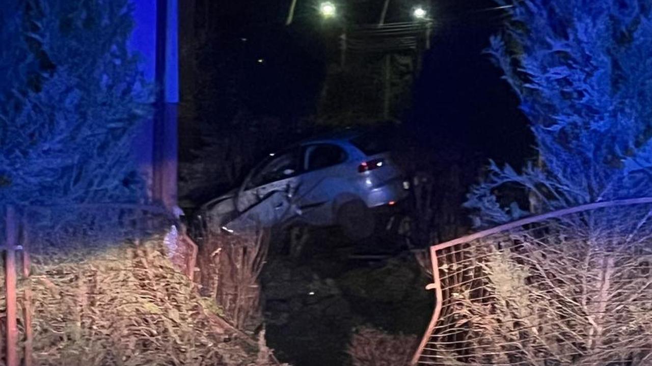 "Zdenerwowany po kłótni z kolegą" staranował płot i uderzył w dom