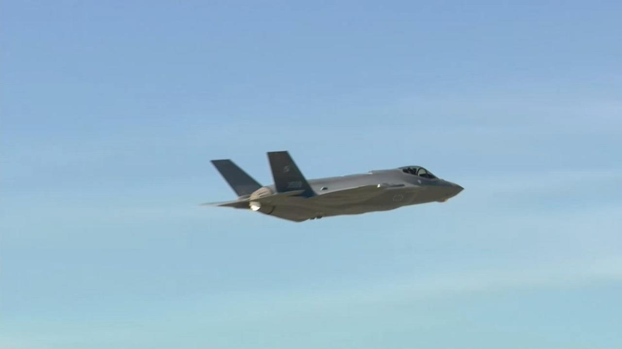 Reporter TVN24 na ćwiczeniach myśliwców F-35 w Łasku. Za kilka dni przelecą nad Polską