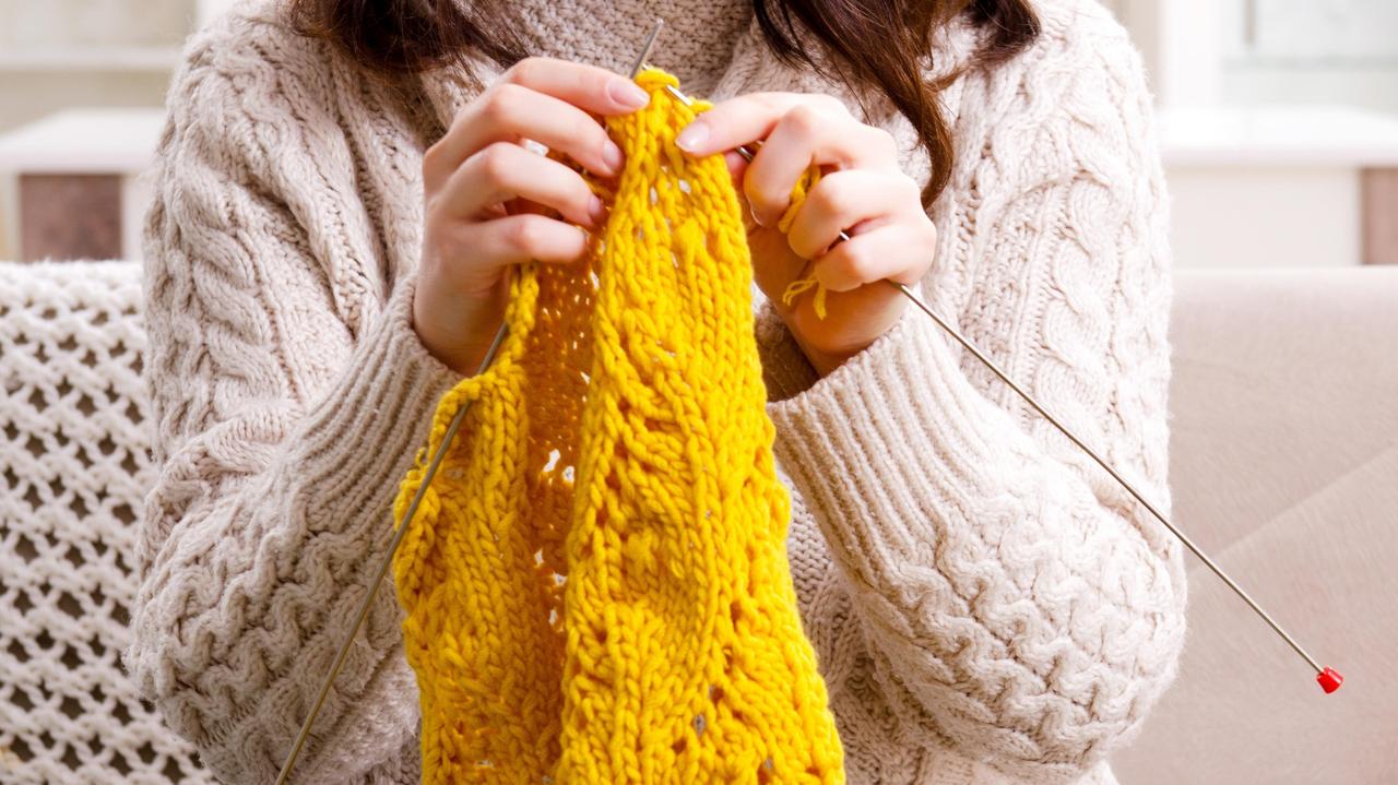 Śpiewaj i dziergaj, a poczujesz się lepiej. Oto, co jeszcze poprawia samopoczucie