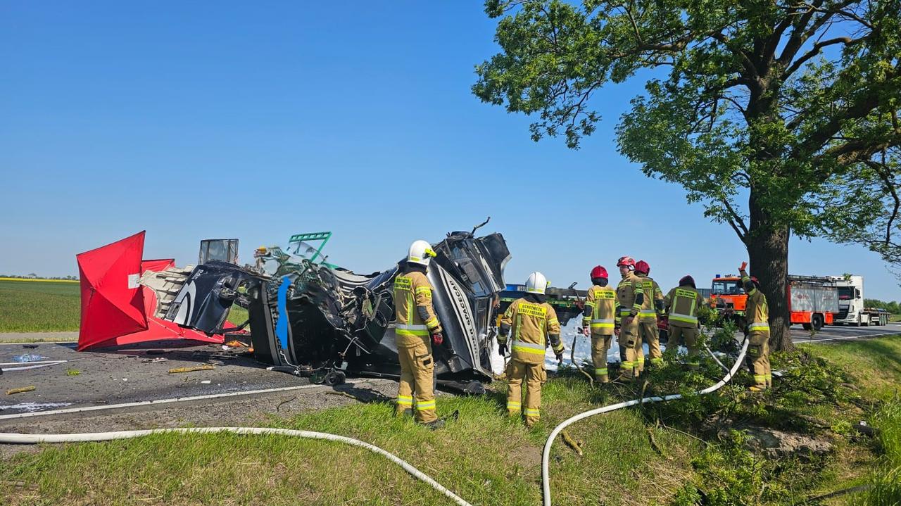 Kierowca ciężarówki uderzył w drzewo, zginął na miejscu