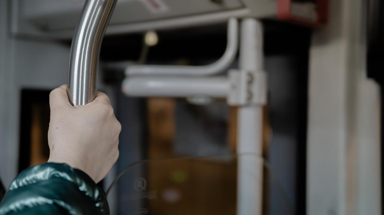 Dziecko ofiarą molestowania w autobusie, 44-latek z zarzutem. Apel prokuratury do innych pokrzywdzonych