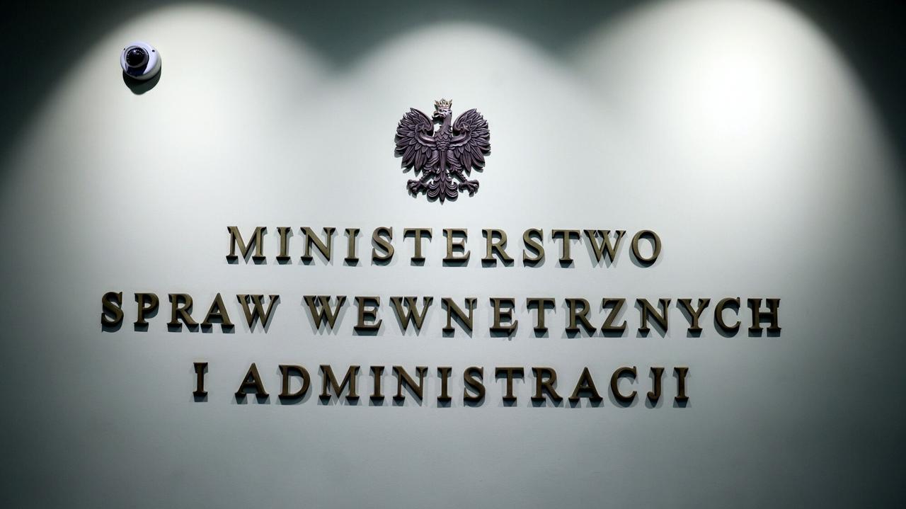 Prawa ręka ministra Siemoniaka odchodzi. W tle prokuratorskie śledztwo