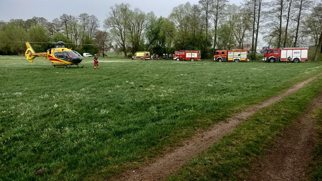 Motocyklista przewrócił się na polnej drodze i stracił przytomność