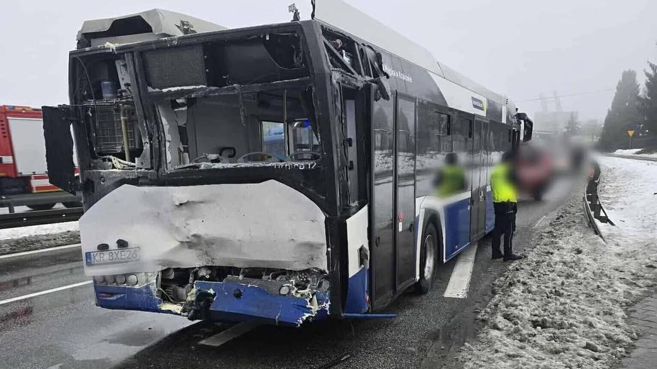 Ciężarówka uderzyła w autobus. Są ranni