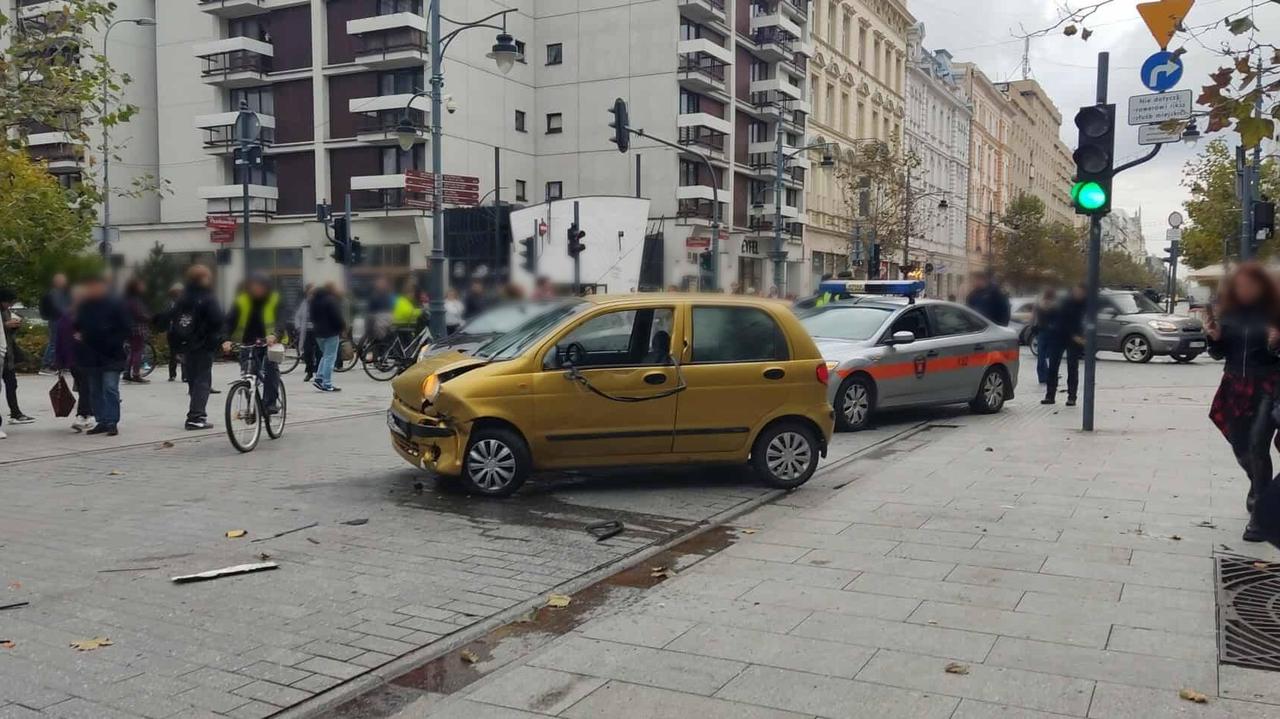 Uciekał, uderzył w dwa auta i potrącił rowerzystę. W centrum Łodzi
