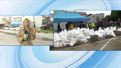 Odolanów. Mieszkańcy układają worki z piaskiem