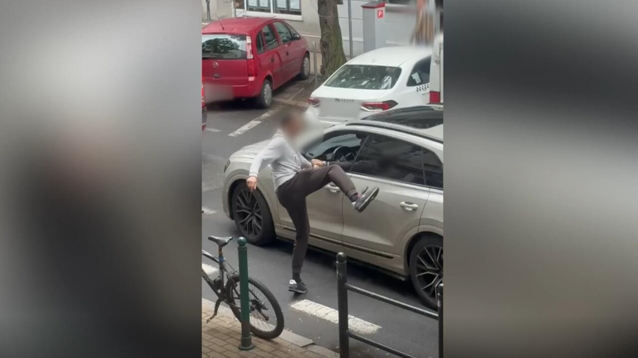 Zsiadł z roweru i zaczął kopać auto, zaatakował też kierowcę