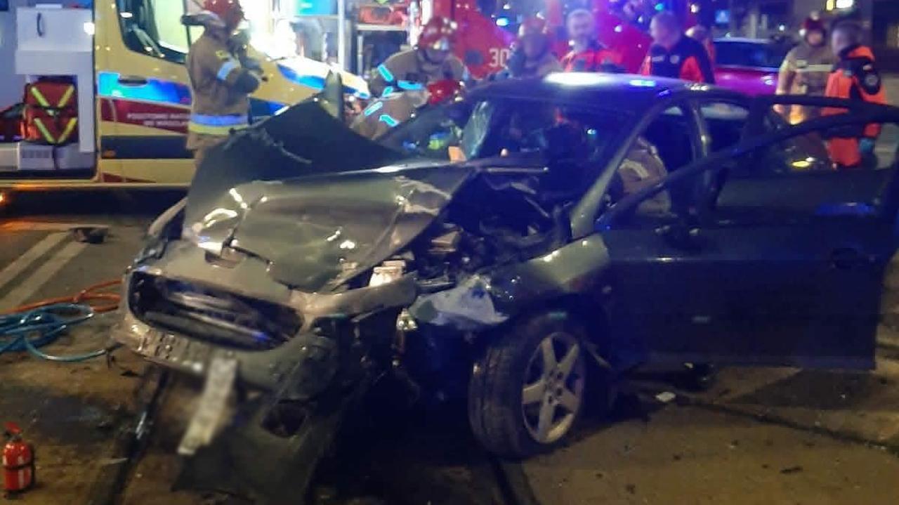 Zderzenie dwóch aut. Utrudnienia w ruchu tramwajów