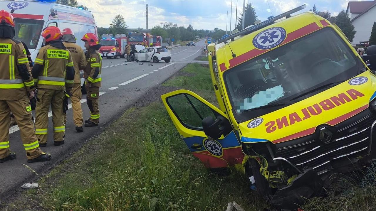 Karetka chciała go wyprzedzić, skręcił w lewo. Cztery osoby ranne