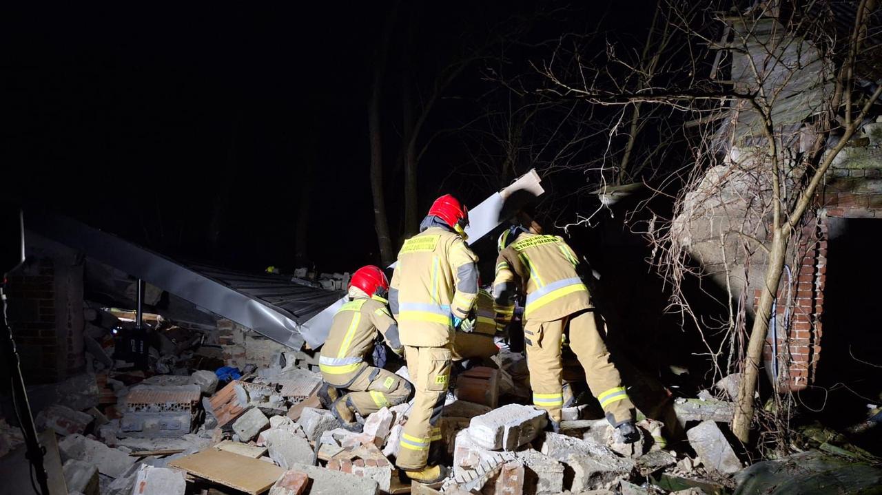Zawalił się dom. Strażacy ręcznie przeszukują gruzowisko