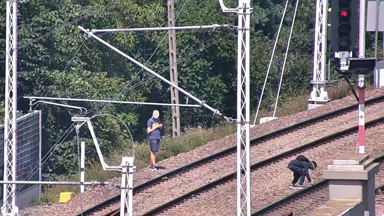 Kładli kamienie na torach i 