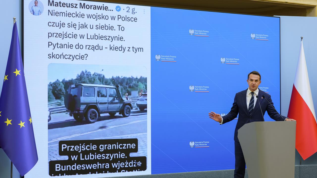 "Klasyczny przykład dezinformacji". Rzecznik rządu o wpisach Morawieckiego i Mateckiego