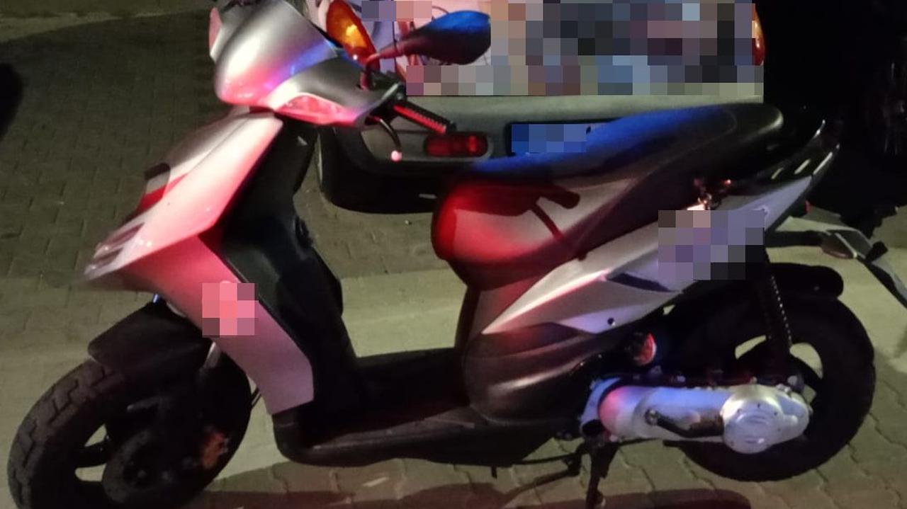 Zobaczył policję, zaciągnął chustę na twarz i zaczął uciekać