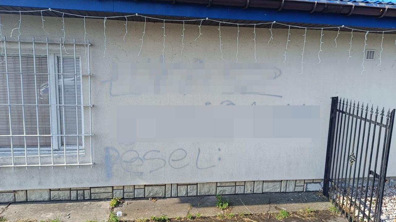 Na ścianach posterunku zostawił malunki, imię i swój PESEL