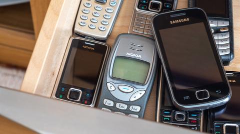 Apele a odgórny zakaz używania telefonów w szkołach