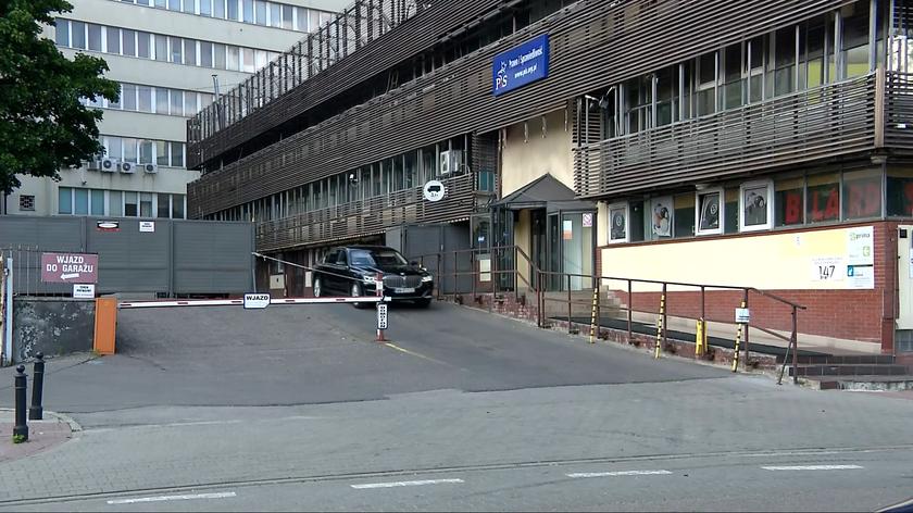 Politycy PiS wychodzą z obrad przy Nowogrodzkiej