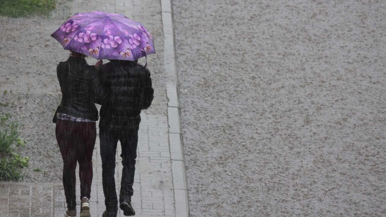 Alert RCB dla pięciu powiatów na południu Polski — burze, grad i silny wiatr