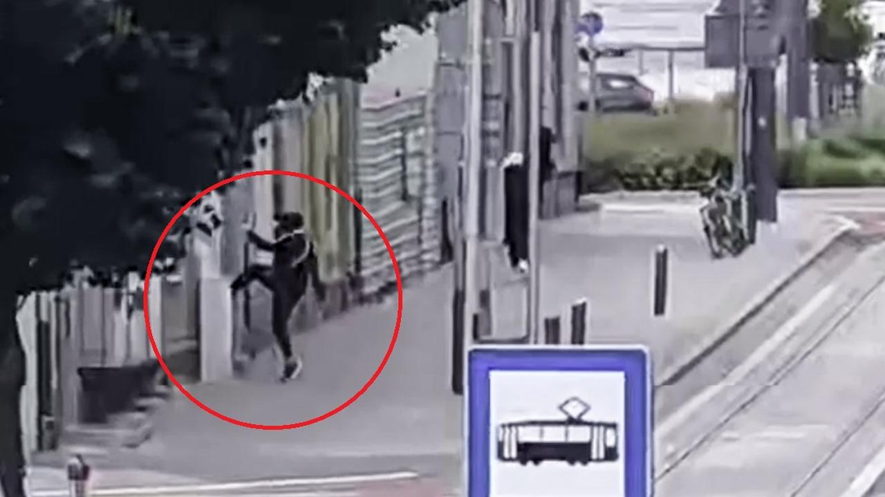 "Wybił szybę, ze środka zabrał odzież". Złodziej w oku kamery