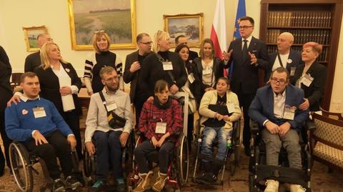 Marszałek Szymon Hołownia spotkał się w Sejmie z osobami z niepełnosprawnościami i ich opiekunami