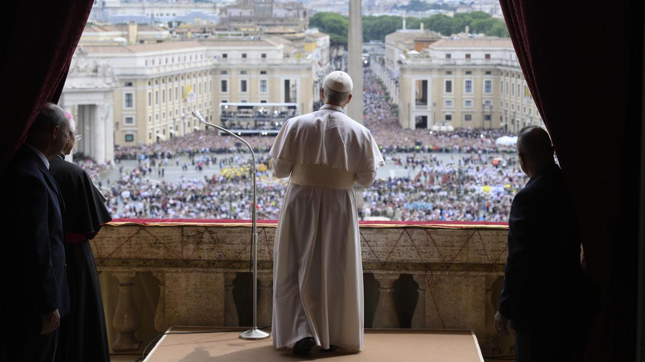 Watykańscy ochotnicy bronią papieża w sieci