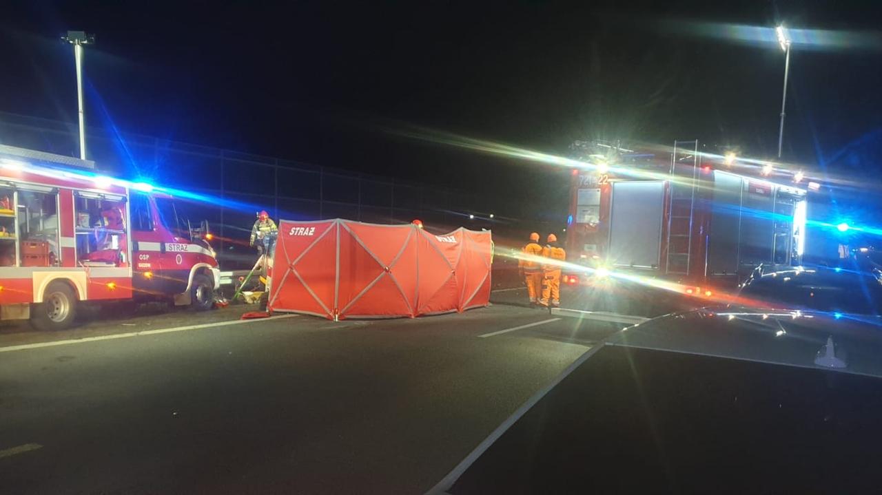 Wypadek na A2. Jedna osoba nie żyje, dwie są ranne