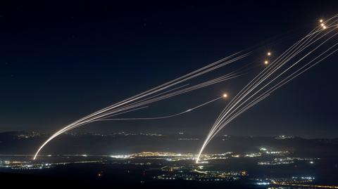 Eksplozje rozświetlają niebo północnego Izraela podczas ostrzału rakietowego z Libanu