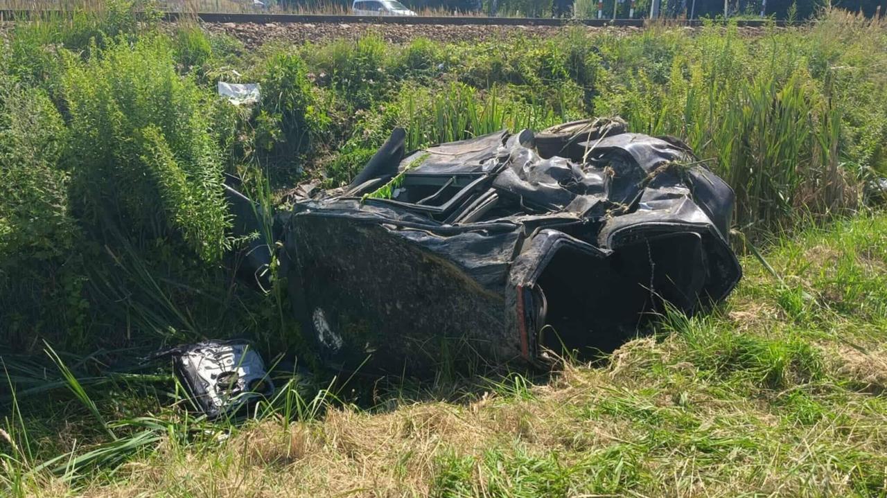 Samochód wjechał pod pociąg