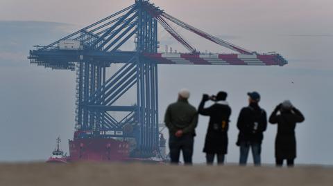 Gdańsk. Do nabrzeża T3 płynie statek z wielkimi suwnicami