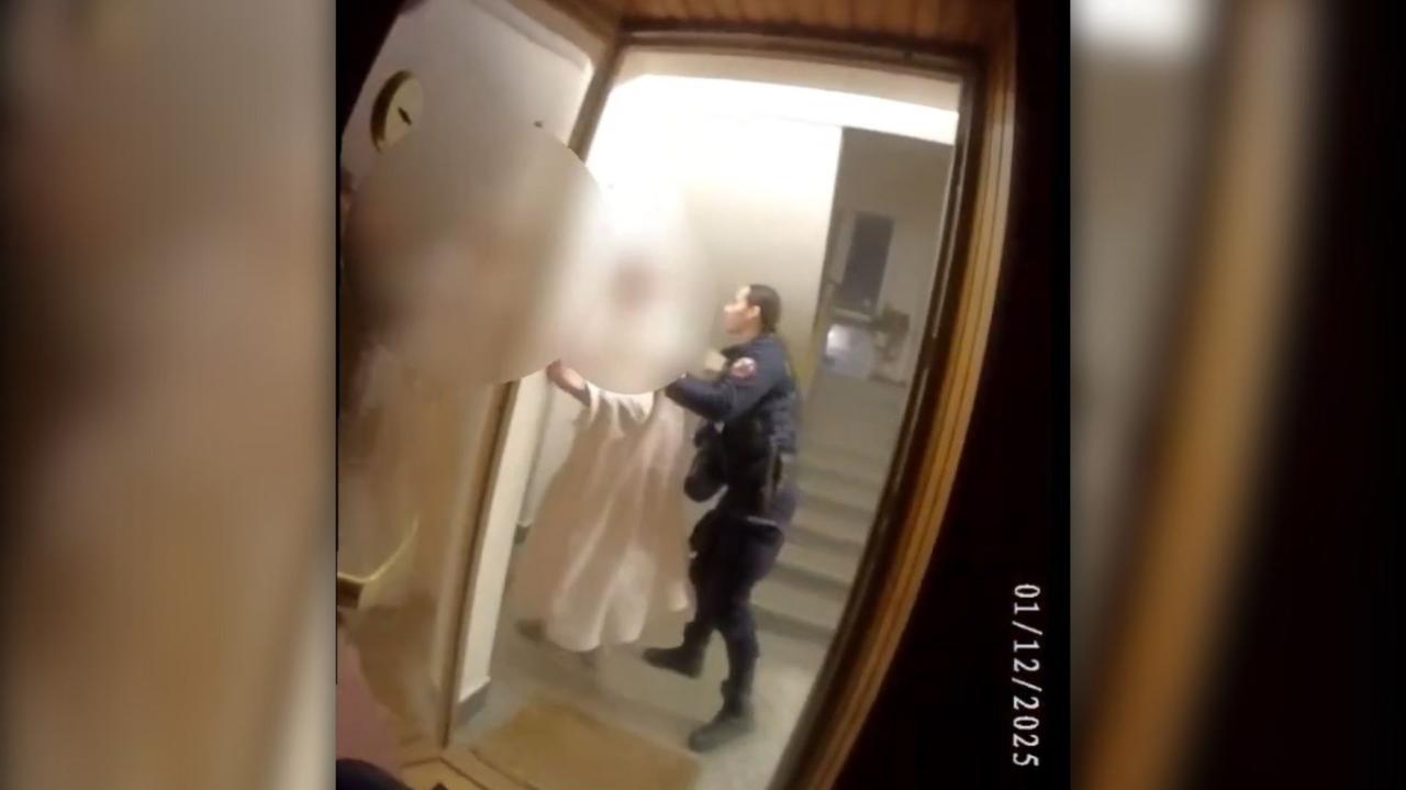 Był środek nocy, gdy wybuchł pożar. Mieszkańców ratowali policjanci. Nagranie