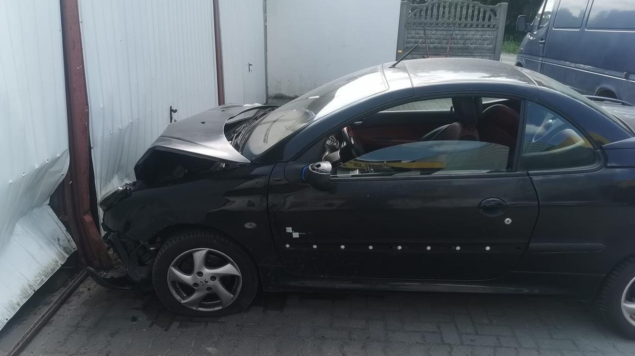 Najpierw wjechała w znak, później w auto i garaż. Na koniec chciała uciec w zarośla