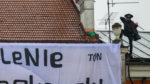 Zorro ma kłopoty. Przez transparent na wiecu
