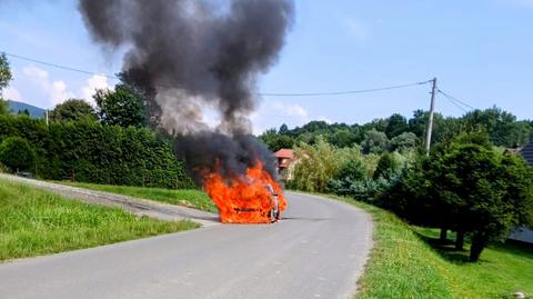 Samochód zapalił się podczas jazdy i całkowicie spłonął