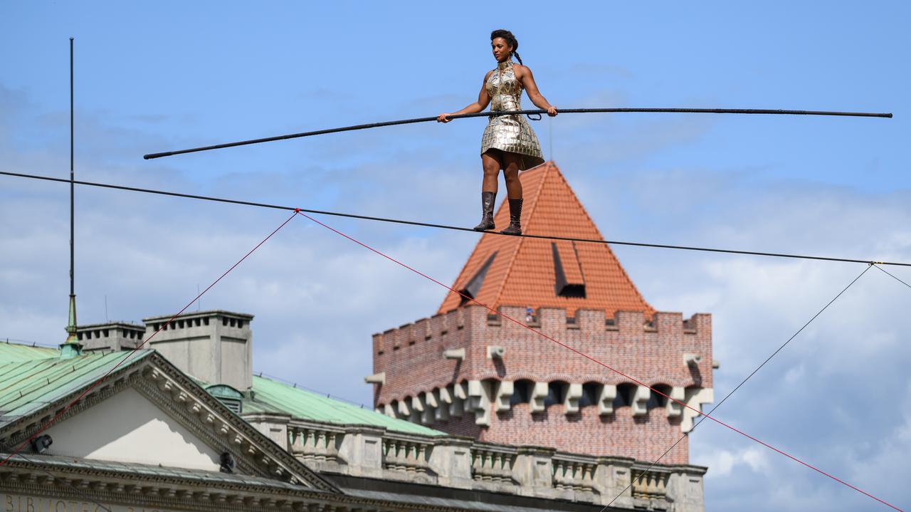 Artystka przeszła 180 metrów po linie nad placem Wolności. Ruszył Malta Festiwal