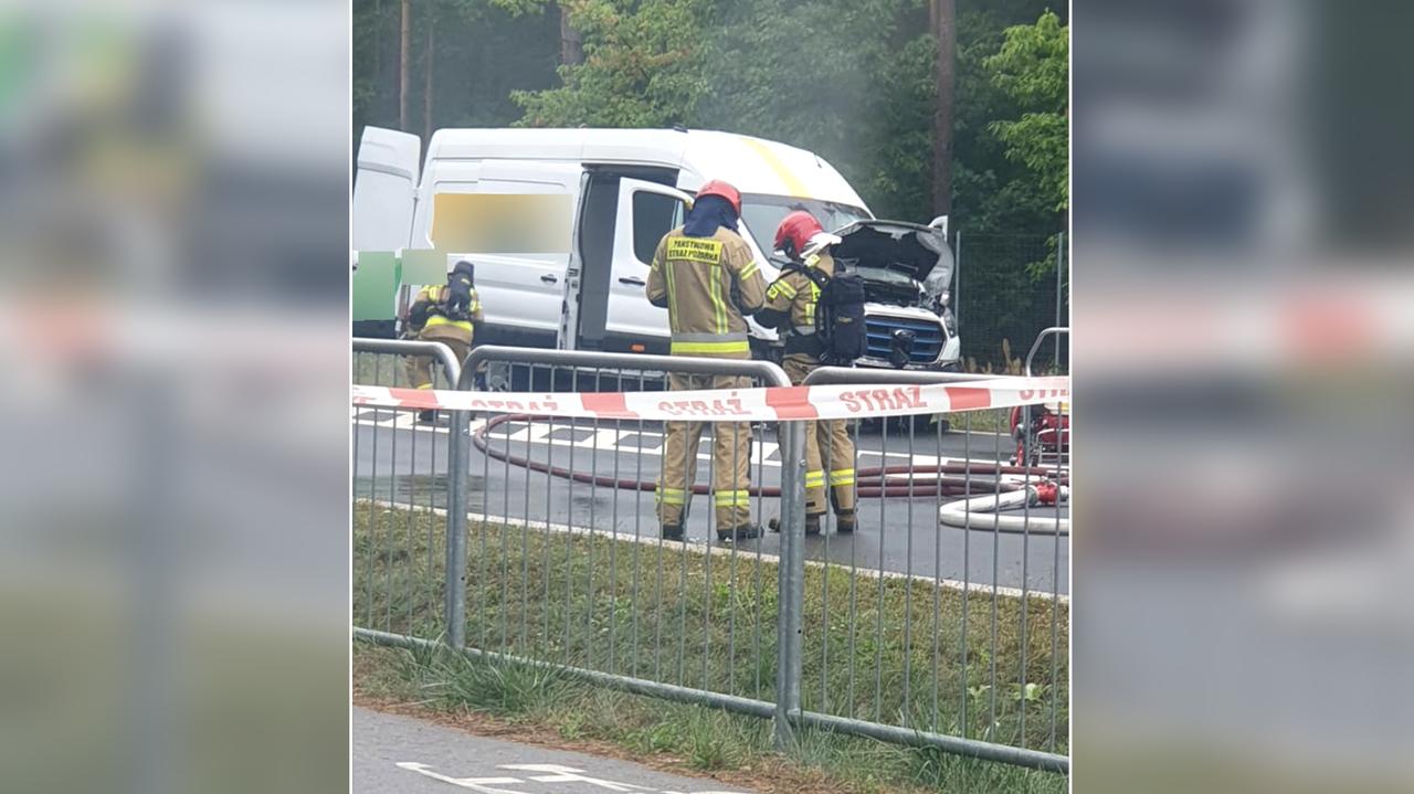 Paczki nie dotrą na czas. Kurier stracił panowanie nad kierownicą, auto wypadło z drogi i się zapaliło